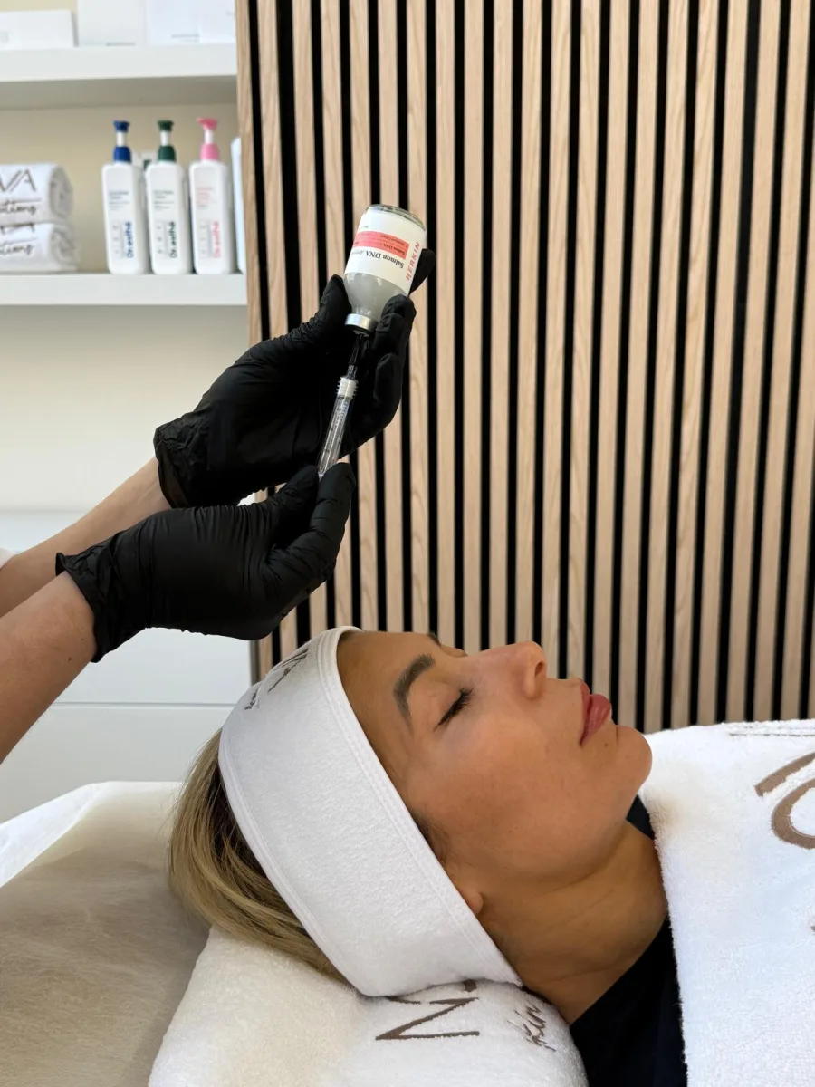 Behandelaar bereidt een skin booster met zalm-DNA voor bij een cliënt in de praktijk van Nova Skin Solutions