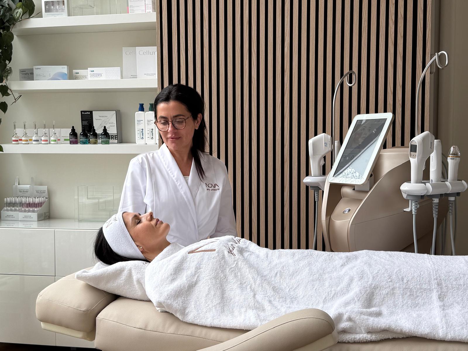 Vera behandelt een cliënt in de praktijk van Nova Skin Solutions