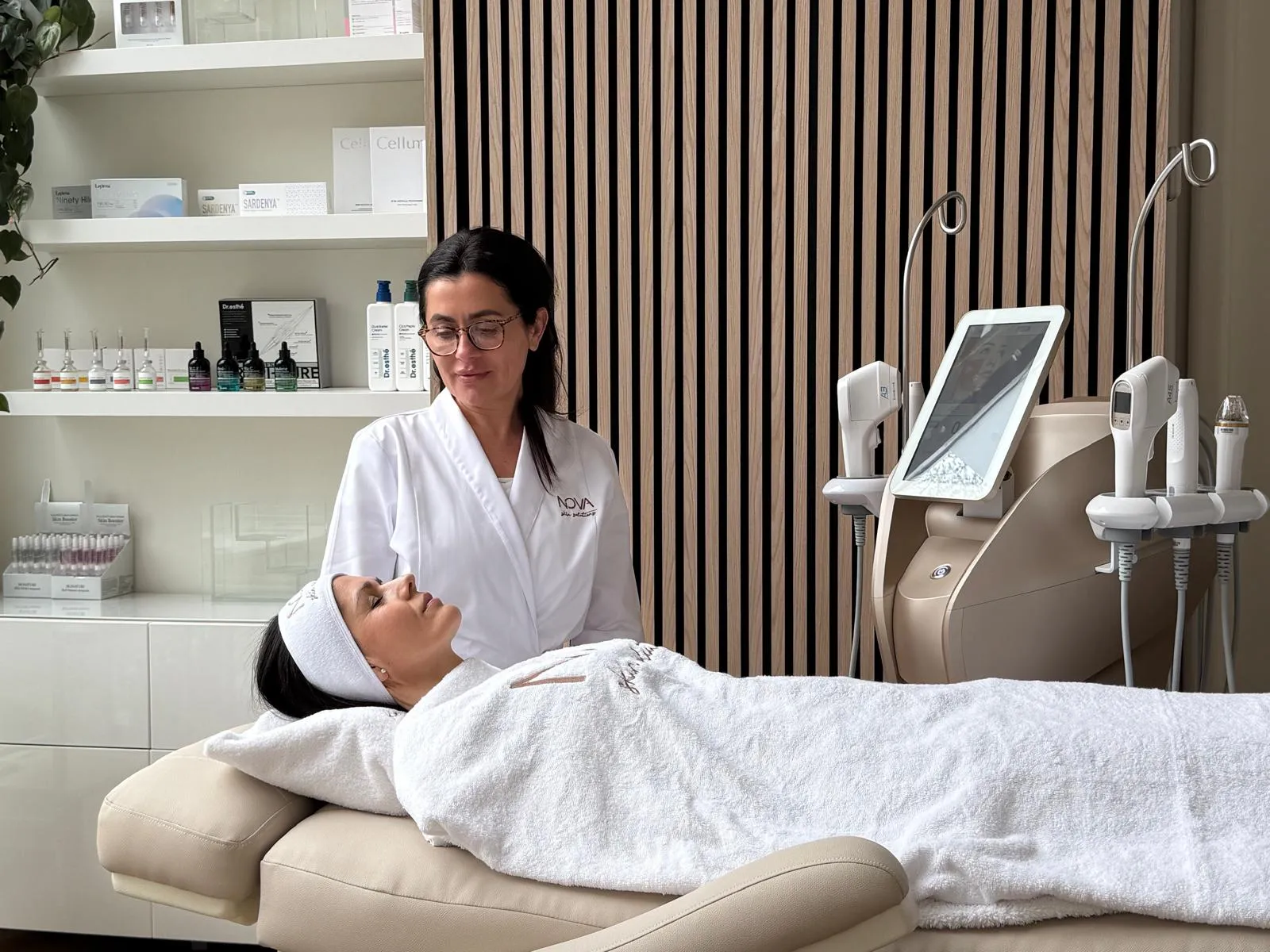 Vera behandelt een cliënt in de praktijk van Nova Skin Solutions